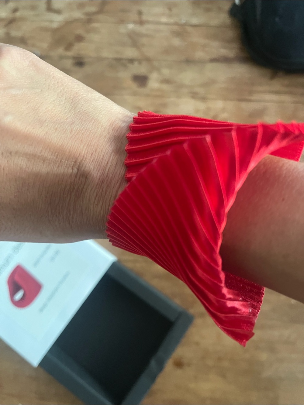 Shell Bracelet - Red - Picture 3 of 3